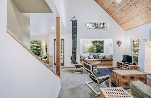 Glacier Chalet De Ski | Mt Baker Rim Cabin 19 - Pet Friendly, WIFI, Hot Tub, Sleeps 10