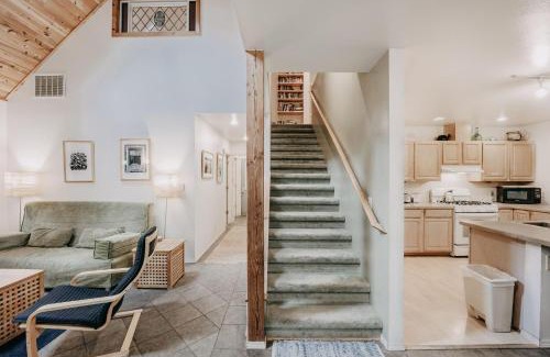 Glacier Chalet De Ski | Mt Baker Rim Cabin 19 - Pet Friendly, WIFI, Hot Tub, Sleeps 10