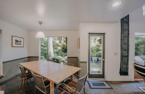 Glacier Chalet De Ski | Mt Baker Rim Cabin 19 - Pet Friendly, WIFI, Hot Tub, Sleeps 10