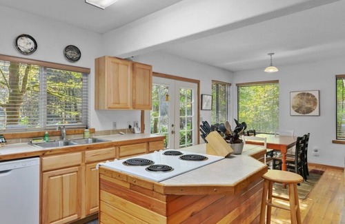 Welches Maison | Mt. Hood Hideaway: Hiking, harmony, hot tub, and access to the hill!
