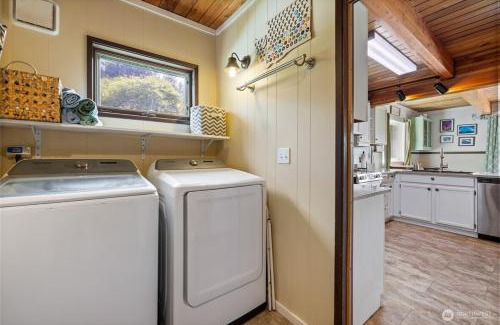 Ashford Maison | Mt Rainier!Best place to stay with family and friends! Sleeps10!4B 2B Home! Hottub!PondView!Paradise!