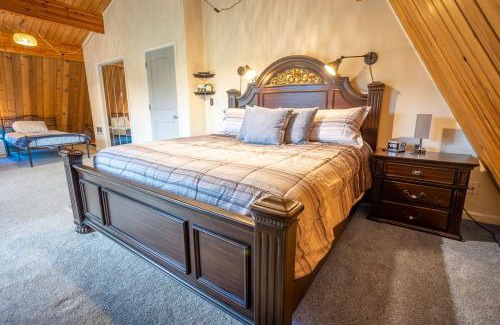 Ashford Maison | Mt Rainier!Best place to stay with family and friends! Sleeps10!4B 2B Home! Hottub!PondView!Paradise!