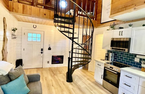 Ashford Cabine | Mt Rainier One Bedroom + Loft Cabin with Hot Tub