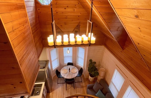 Ashford Cabine | Mt Rainier One Bedroom + Loft Cabin with Hot Tub