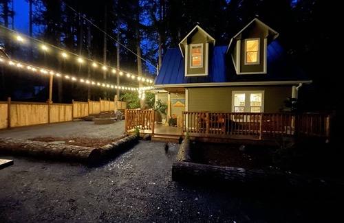 Ashford Cabine | Mt Rainier One Bedroom + Loft Cabin with Hot Tub