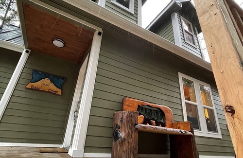 Ashford Cabine | Mt Rainier One Bedroom + Loft Cabin with Hot Tub