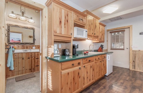 Payson Maison | MT VIEWS: Guesthouse w/2 HORSE STALLS + Turnout, Sleeps 4, Tack Room, Trails, Riding Ring