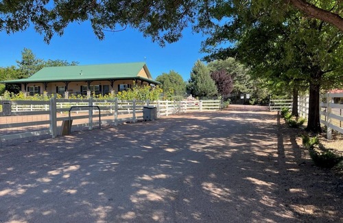 Payson Maison | MT VIEWS: Guesthouse w/2 HORSE STALLS + Turnout, Sleeps 4, Tack Room, Trails, Riding Ring