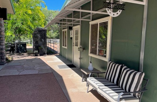 Payson Maison | MT VIEWS: Guesthouse w/2 HORSE STALLS + Turnout, Sleeps 4, Tack Room, Trails, Riding Ring