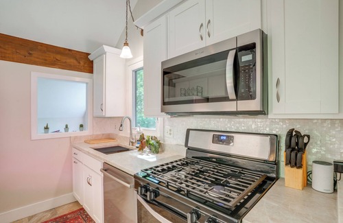 Nellysford Maison | Getaway w/ Lake Views near Wintergreen Resort!