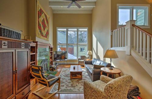 Frisco Maison | Mtn-View Home with Deck Walk to Dtwn Frisco!