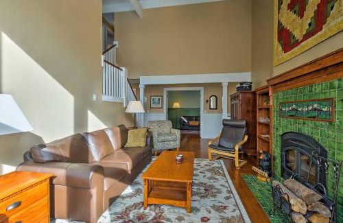 Frisco Maison | Mtn-View Home with Deck Walk to Dtwn Frisco!