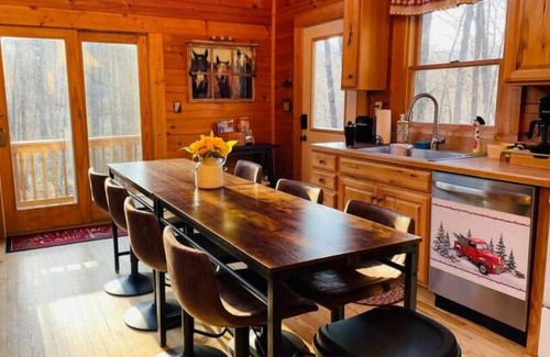 Roseland Cabine | Mtn Views~Fire Pit~King Bed~Lake~Breweries 1 mi!