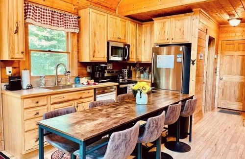 Roseland Cabine | Mtn Views~Fire Pit~King Bed~Lake~Breweries 1 mi!