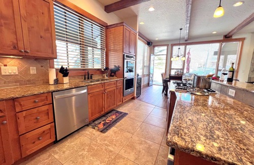 Three Peaks Chalet De Ski | Mtn Views! Fire Pit, Dog Friendly, Ski, Hike, Play