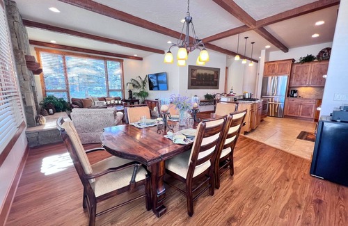 Three Peaks Chalet De Ski | Mtn Views! Fire Pit, Dog Friendly, Ski, Hike, Play