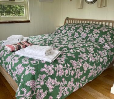 Southminster Autre | Muffins Meadow Shepherds Hut