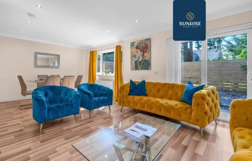 Glenisla Maison | MUIRTON HOUSE - INVOICE and REDUCED PRICE only via SUNRISE SHORT LETS DUNDEE, 4 Bed House, 4 Car Driveway, 2 Bathrooms, Smart TVs in every room, Fully Equipped Kitchen, Large Dining and Living Space, Rear Garden, Free WiFi, Mid to Long Stay Rates