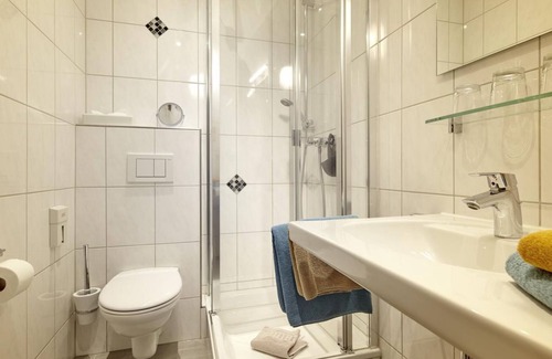 Schweich Maison | Multi-bed room with shower and WC - Hotel "Zum Stern"