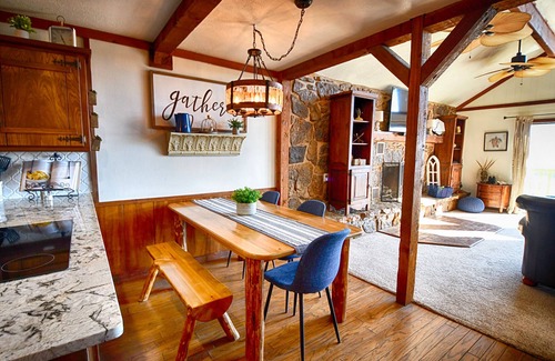 Park Hill Cabine | Multi-Level Cabin With Beautiful Views of Tenkiller Lake