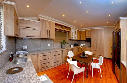 Port Elizabeth Maison | Munro House l Family-Friendly City Getaway with Ocean Views l Sleeps 8
