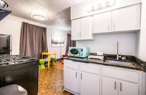 Central Oklahoma City Appartement | Studio mural près du quartier bien-aimé de la Plaza d'OKC