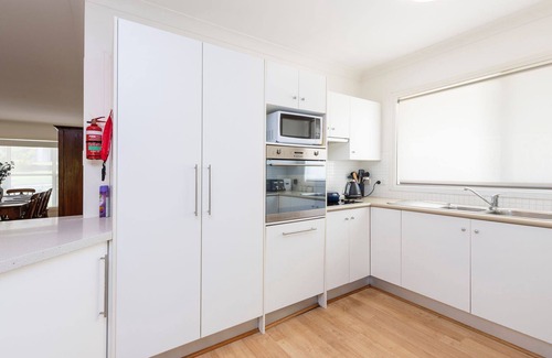 Corlette Maison | Muriel's Place A Stunning 3 bedroom 3-bathroom pet friendly home within 1klm walk to the beach