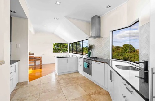 Muriwai Maison | Muriwai Beach House- Cliff Top Oasis