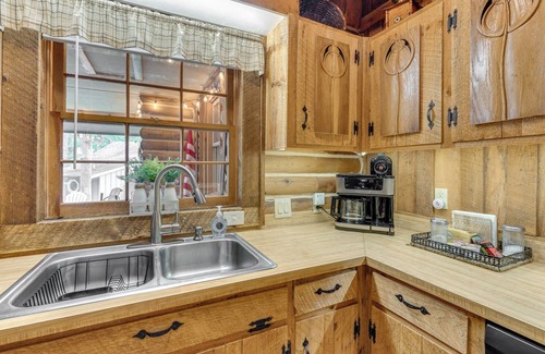 Unaka Cabine | Murphy Cabin w/ Views < 1 Mi to Hiwassee Lake!