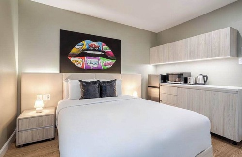 Gay Village Hôtel | Muse Queen – Heart of Montreal