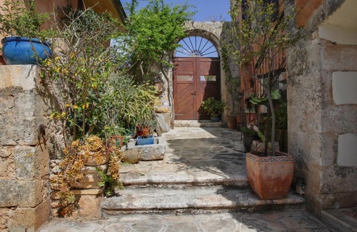 Faraklata Hôtel | Museum Hotel George Molfetas