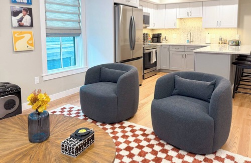 Portsmouth Appartement | Music City Vibe ~ Luxe ~ PVT Deck ~ DWTN ~ <2min to MKT SQ