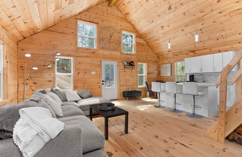 Machar Cottage | Muskoka Cottage & Guest Cottage Snowmobile trails/ lakes /hiking/fishing