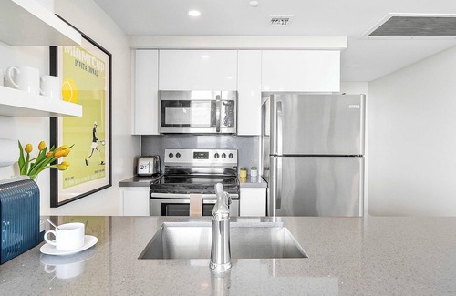 Coconut Grove Appartement | NEW Ocean View! Wrap-around Balcony. Free Pool, Park. Hotel Arya, Coconut Grove