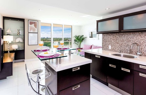 Coconut Grove Appartement | NOUVEAU COIN, VUE OCÉAN. GRATUIT: PARKING, PISCINE, GYM, SQUASH, PRIVÉ 75MB WI-FI