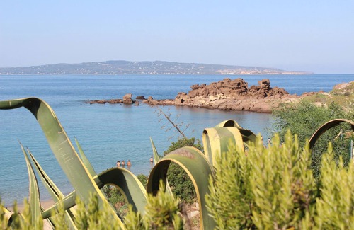 Portoscuso Villa | Mon refuge fleuri dans les vagues