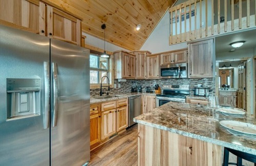 Unaka Cabine | My Mystic Mountain - New Cabin! Hot Tub, 3 fireplaces, Wifi, mins to Hiwassee