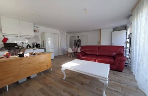 Acquigny Maison | My pretty house housing entire private garden air conditioning