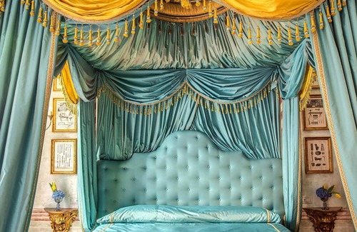 Montecalvario Villa | Palazzo Doria luxury building in the historic center of Naples with 6 bedrooms 12 sleeps