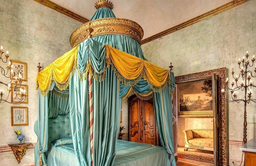 Montecalvario Villa | Palazzo Doria luxury building in the historic center of Naples with 6 bedrooms 12 sleeps