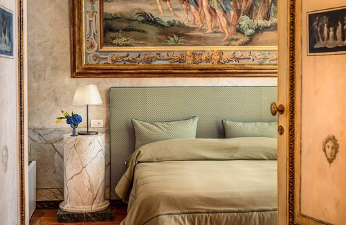 Montecalvario Villa | Palazzo Doria luxury building in the historic center of Naples with 6 bedrooms 12 sleeps