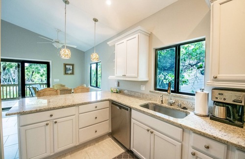 Safety Harbor Club Maison | My Sea Shack~ 1 minute to beach, SH Club access, golf cart