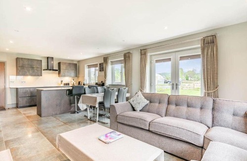 Blackburn Maison | Mya Cottage