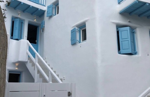 Platis Gialos Appartement | Mykonian Mews H1 Luxury Suite Cave avec jacuzzi extérieur, salon et cuisinette