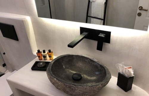 Platis Gialos Appartement | Mykonian Mews H1 Luxury Suite Cave avec jacuzzi extérieur, salon et cuisinette