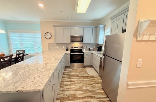 Central Myrtle Beach Copropriété | Myrtle Beach 2 Br Condo, Pool View,1 mile to beach, Close to Dining and Shopping