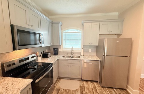 Central Myrtle Beach Copropriété | Myrtle Beach 2 Br Condo, Pool View,1 mile to beach, Close to Dining and Shopping