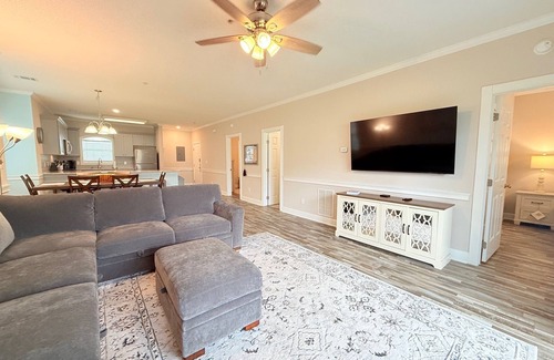 Central Myrtle Beach Copropriété | Myrtle Beach 2 Br Condo, Pool View,1 mile to beach, Close to Dining and Shopping