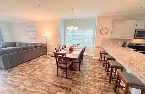 Central Myrtle Beach Copropriété | Myrtle Beach 2 Br Condo, Pool View,1 mile to beach, Close to Dining and Shopping