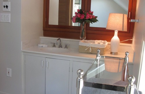 Mystic - New London Cottage | Chic Guest Cottage, Great location between Historic Stonington Borough & Mystic